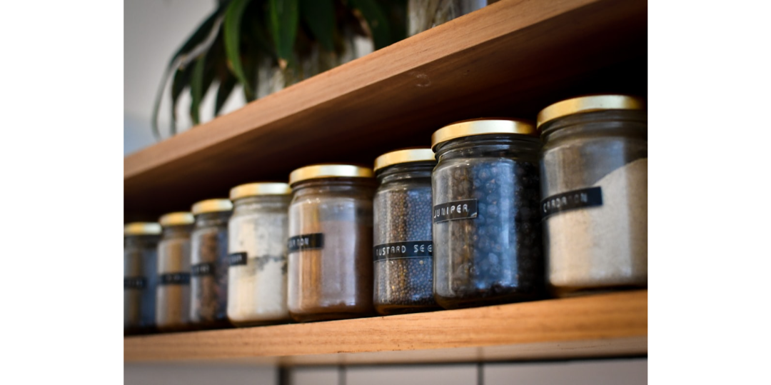 Copertina L'autoinganno dell'abbondanza e della scarsità.